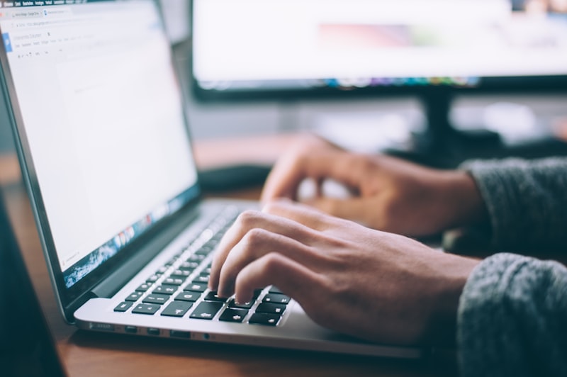 Persoon die een bericht schrijft op een laptop