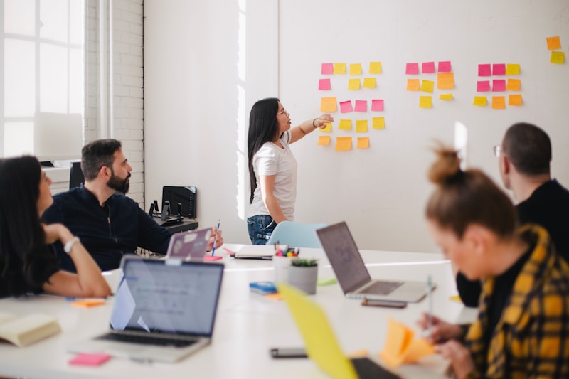 Twee professionals in overleg tijdens een samenwerking