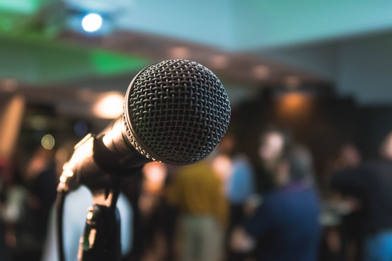 Spreker op een podium tijdens een inspirerende sessie